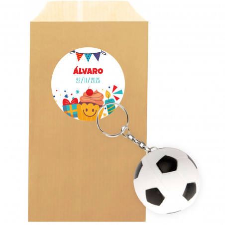 Portachiavi a forma di pallone da calcio con adesivo personalizzabile in busta kraft per dettagli