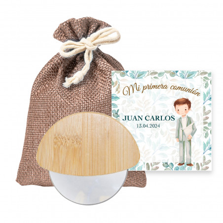 Tagliapizza in bambù in sacchetto marrone e bigliettino personalizzabile per la comunione del bambino
