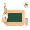 Necessaire in juta con dettaglio verde personalizzato con etichetta degli sposi e balsamo labiale per dettaglio di matrimonio
