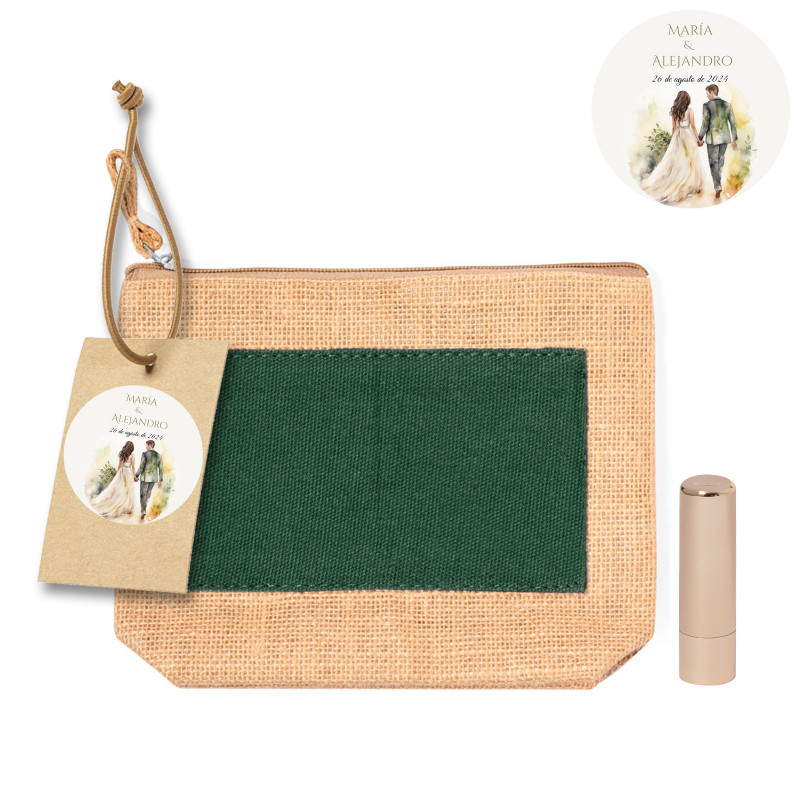 Necessaire in juta con dettaglio verde personalizzato con etichetta degli sposi e balsamo labiale per dettaglio di matrimonio
