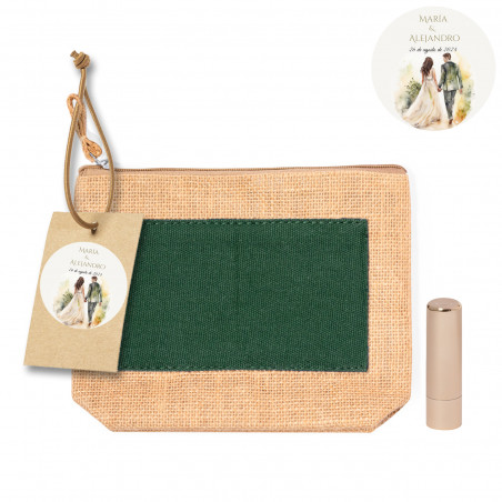Necessaire in juta con dettaglio verde personalizzato con etichetta degli sposi e balsamo labiale per dettaglio di matrimonio