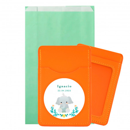 Portacarte con tenero adesivo a forma di elefante presentato in una busta per i dettagli del battesimo