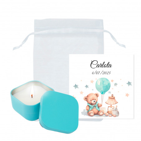 Candela in scatola metallica turchese con biglietto personalizzato in sacchetto di organza bianca per regalo di battesimo