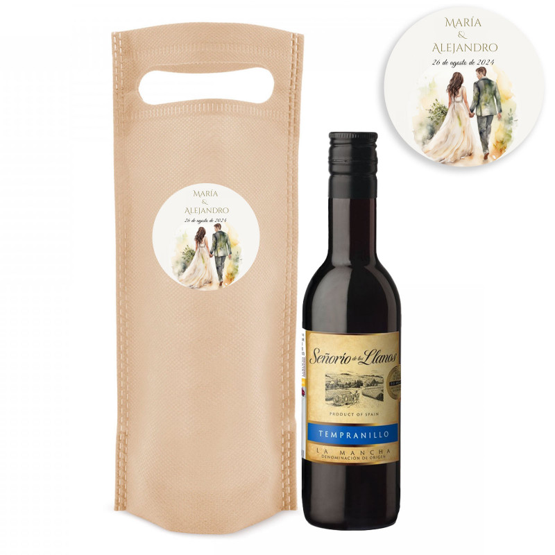 Vino rosso in una busta personalizzata con adesivo nuziale da regalare
