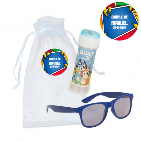 Occhiali da sole blu per bambini e pompon blu in sacchetto di organza personalizzato con adesivo per dettaglio