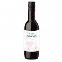 Vino rosso con adesivo personalizzato per i dettagli del battesimo