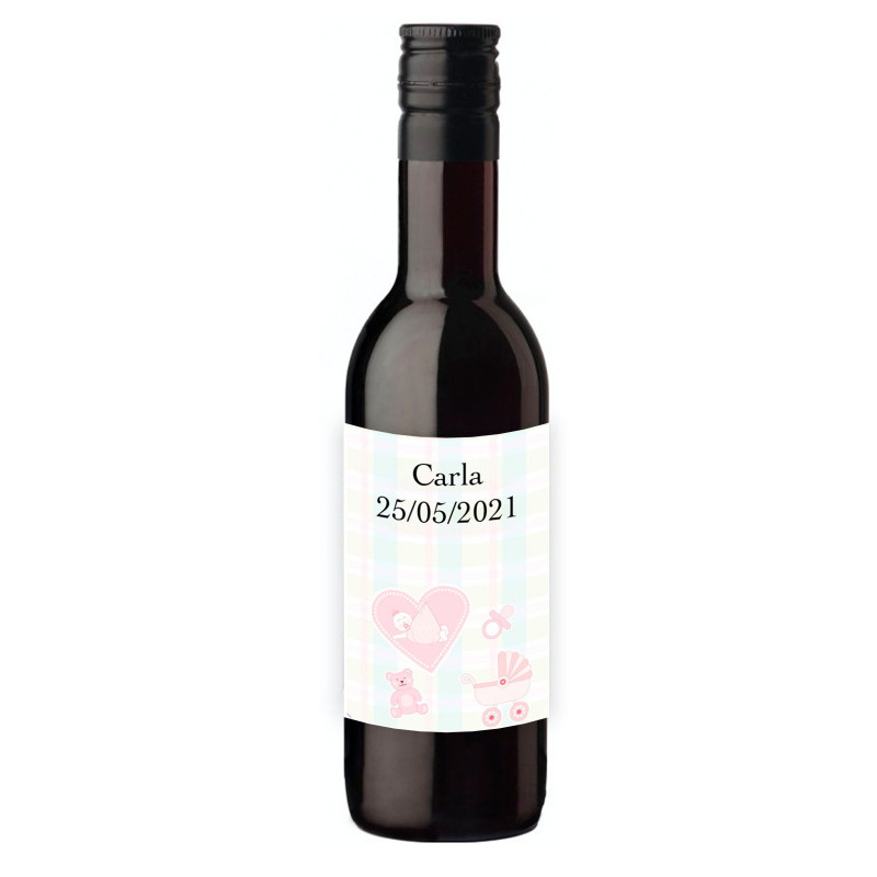 Vino rosso con adesivo personalizzato per i dettagli del battesimo