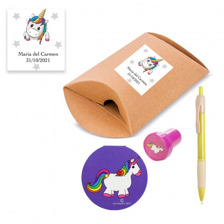 Quaderno e timbro con unicorno in una scatola personalizzata con adesivo coordinato per eventi