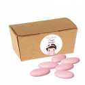 Confetti di cioccolato rosa in scatola di cartone kraft con adesivo personalizzabile per il battesimo di una bambina