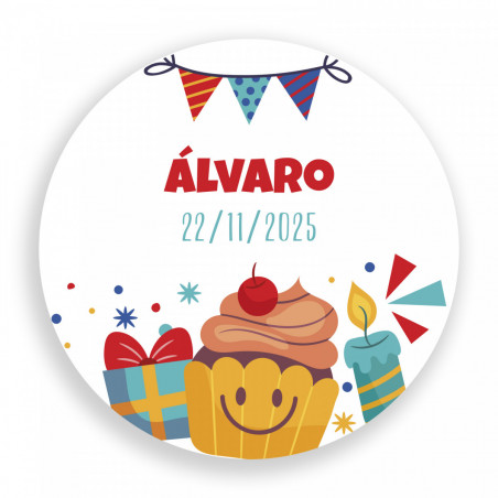 Colori per legno e pastelli in una custodia rotonda con adesivo natalizio per i dettagli