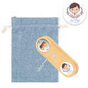 Apri e cavatappi con legno e calamita in sacchetto di tessuto blu e personalizzato con adesivo bambino comunione