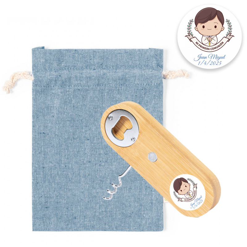 Apri e cavatappi con legno e calamita in sacchetto di tessuto blu e personalizzato con adesivo bambino comunione
