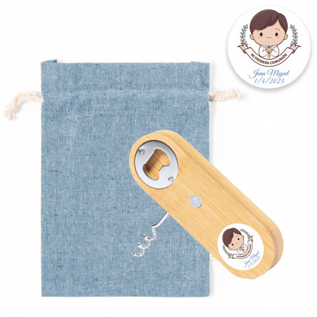 Apri e cavatappi con legno e calamita in sacchetto di tessuto blu e personalizzato con adesivo bambino comunione