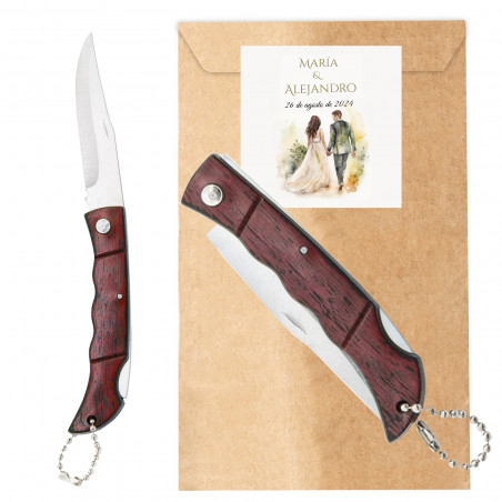 Coltello in legno personalizzato per matrimoni, regalo originale con adesivo su fondo crema in busta kraft
