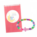Bracciale di perline colorate con croce in busta rosa con adesivo infantile personalizzato