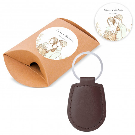 Portachiavi in polipelle marrone in astuccio kraft con adesivo personalizzato per matrimoni