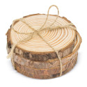 Sottobicchieri in legno naturale con etichetta personalizzata, dettaglio rustico ed ecologico per matrimoni