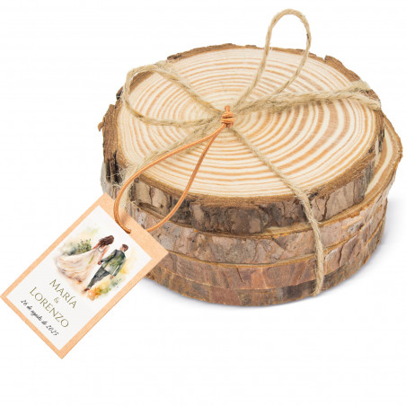 Sottobicchieri in legno naturale con etichetta personalizzata, dettaglio rustico ed ecologico per matrimoni