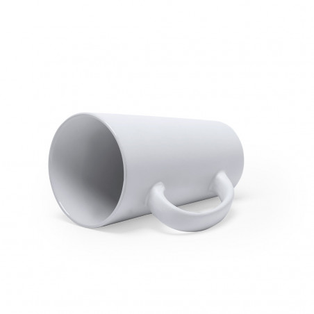 Tazza in ceramica dalla forma allungata con maxi manico