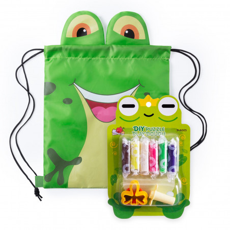 Disegno di rana in plastilina colorata con zaino in corda per i dettagli