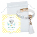 Bracciale bianco con pom pom e biglietto da visita personalizzato per battesimi