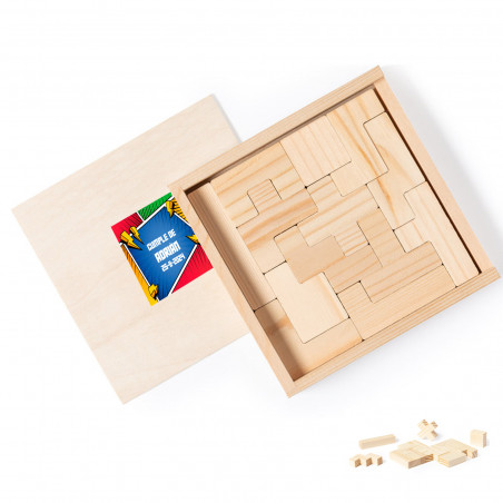 Tetris in legno presentato in una scatola personalizzata con adesivo di compleanno