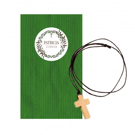 Collana a forma di croce in legno con busta personalizzata per gli invitati