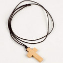 Collana a forma di croce in legno con busta personalizzata per gli invitati