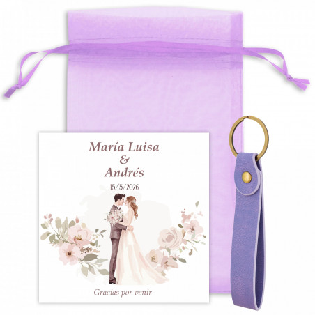 Portachiavi lilla con biglietto promemoria in una raffinata borsa di organza lilla per dettagli di matrimonio