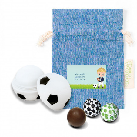 Lucidalabbra e cioccolatini a forma di pallone da calcio in sacchetto personalizzato per la comunione di un bambino