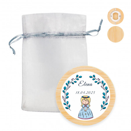Apribottiglie magnetico con adesivo prima comunione bambina in delicata borsa di organza argento da regalare