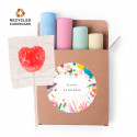 Maxi gessetti colorati in scatola con adesivo 5 cm compleanno e lecca-lecca alla fragola da regalare