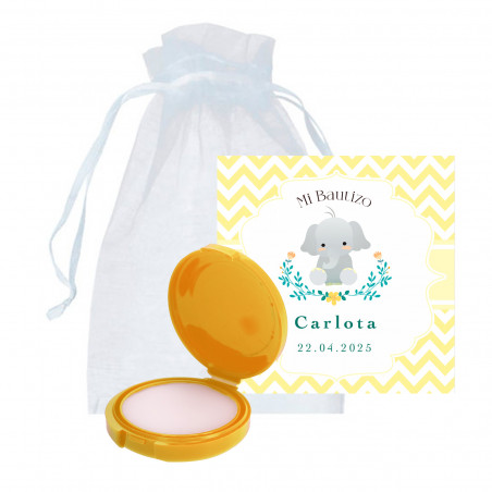 Balsamo labiale in astuccio giallo con scheda personalizzabile in borsa di organza bianca per un regalo di battesimo