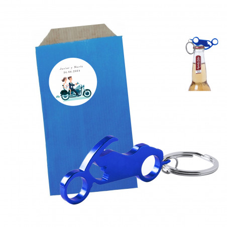 Portachiavi apribottiglie a forma di moto blu in busta con adesivo personalizzato per il matrimonio