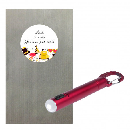 Penna rossa con torcia LED presentata con busta grigia e adesivo di compleanno personalizzato