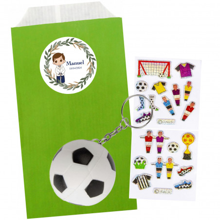 Portachiavi e adesivi di calcio in busta verde personalizzata con adesivo comunione bambino