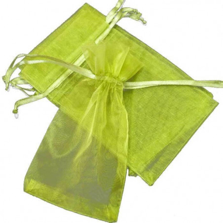 Candela aromatica in scatola di latta personalizzata con adesivo e presentata in un sacchetto di organza