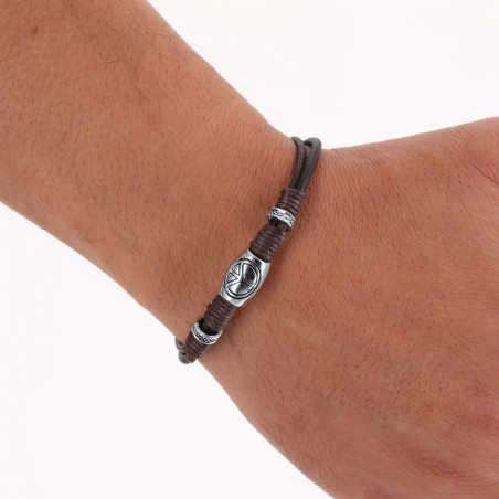 Bracciale in pelle con il simbolo della pace presentato in busta per battesimo