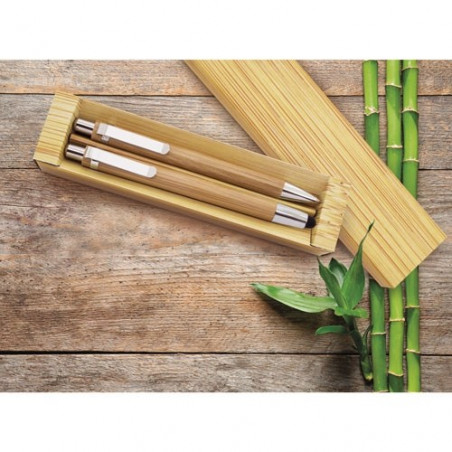 Penna in bambù e portamine in una scatola