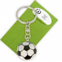 Portachiavi a forma di pallone da calcio presentato in busta verde e adesivo con testo