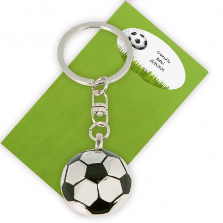 Portachiavi a forma di pallone da calcio presentato in una busta verde con adesivo e testo