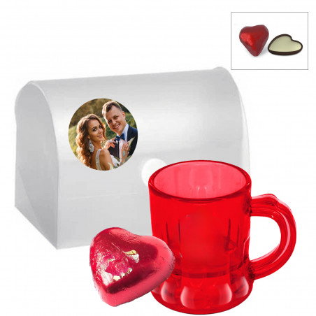 Vaso da shot e cioccolatino a forma di cuore personalizzato con adesivi con immagine presentato in baulino