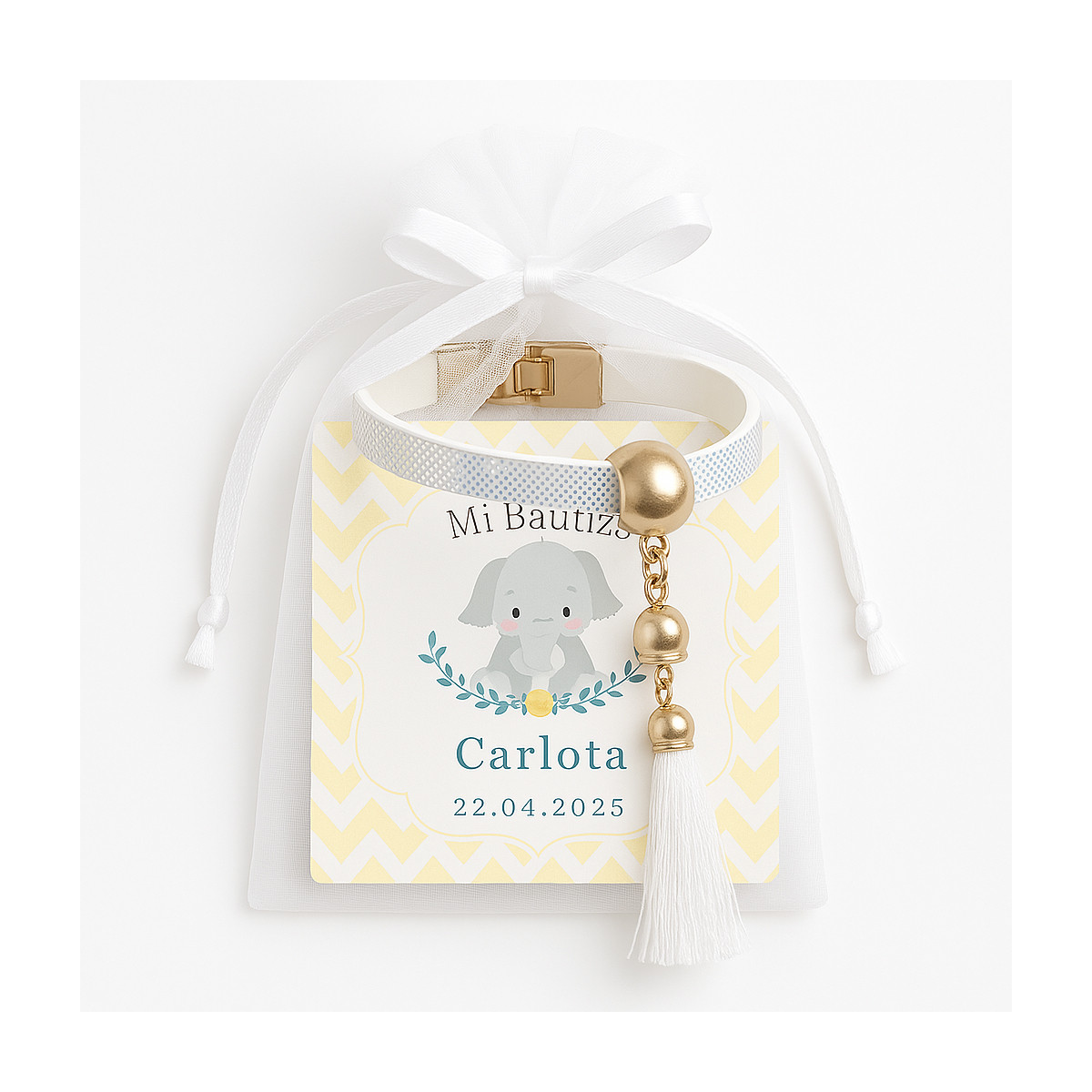 Bracciale bianco con pom pom e biglietto da visita personalizzato per battesimi