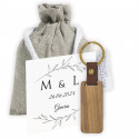 Portachiavi in legno con scheda stampata e sacchetto per dettagli degli ospiti del matrimonio