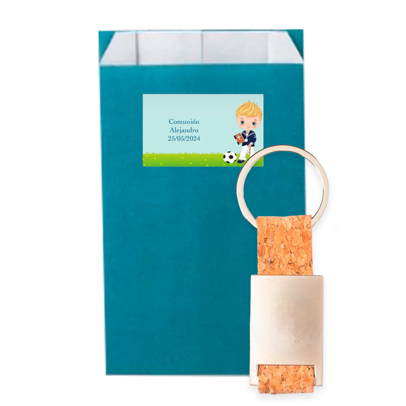 Portachiavi in sughero con adesivo design calcetto in busta kraft con adesivo personalizzato per dettagli prima comunione