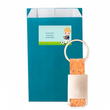 Portachiavi in sughero con adesivo design calcetto in busta kraft con adesivo personalizzato per dettagli prima comunione