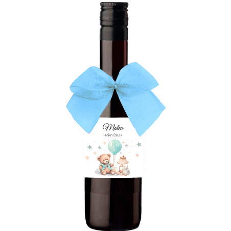 Piccola bottiglia di vino con fiocco rosa e adesivo personalizzato per battesimo