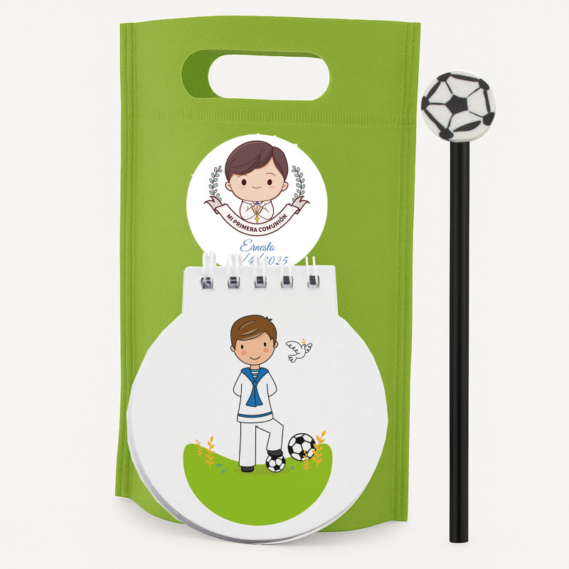 Quaderno con matita da calcio presentato in borsa verde personalizzata con adesivo comunione