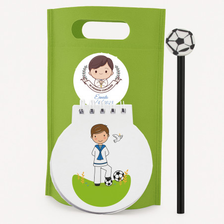 Quaderno con matita da calcio presentato in borsa verde personalizzata con adesivo comunione
