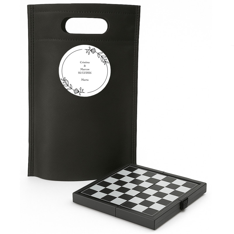 Tavola da dama con pezzi magnetici presentata in una busta nera regalo con adesivo personalizzato